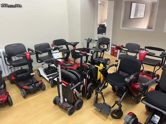 店内在售的不同型号的短途代步“神器”。吴博峰/摄