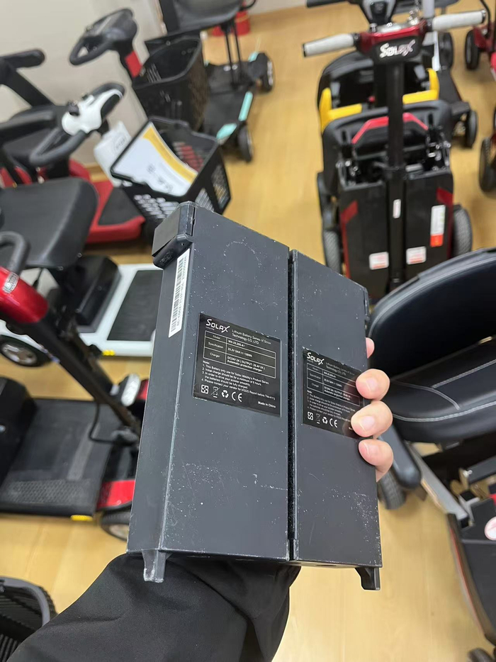 拆解下来的展车锂电池未有任何中文标识。吴博峰/摄