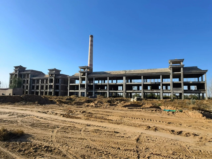 鑫洲地产落地鄂托克前旗项目烂尾多年&nbsp; 王少杰/摄