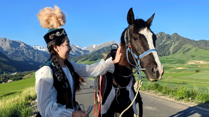 泉子街镇车师马队成员在曹家山景区让游客体验骑马  （任东升  摄）