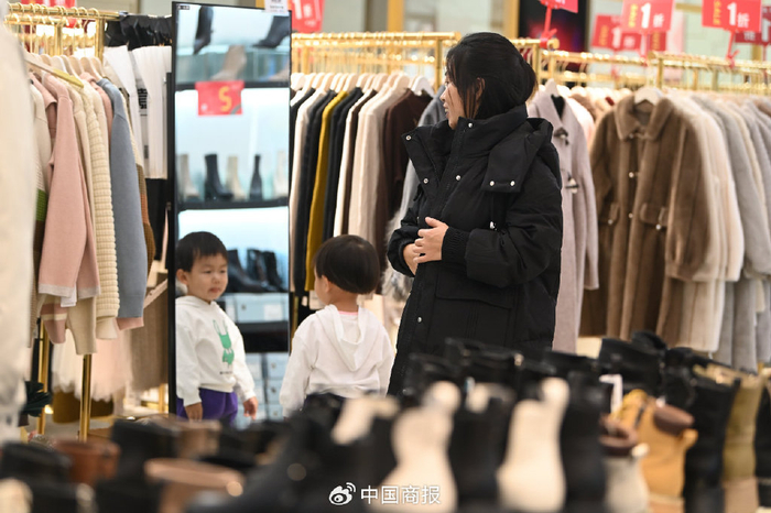 消费者正在选购羽绒服。（图片由CNSPHOTO提供）