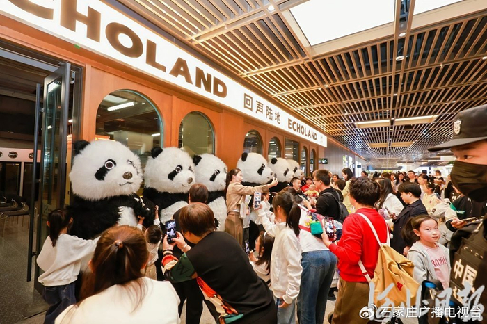 10月1日，雄安商服中心商业环廊盛大开业，吸引市民以及各地游客前来“打卡晒圈”。 雄安商务服务中心供图