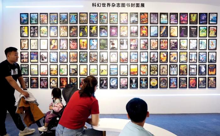 4月27日,北京科学中心“首都青少年科幻教育空间”主题展览上的《科幻世界》杂志封面。图/中新