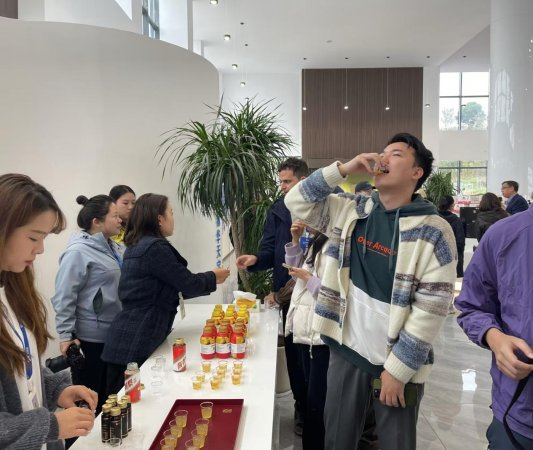 记者品尝刺梨汁