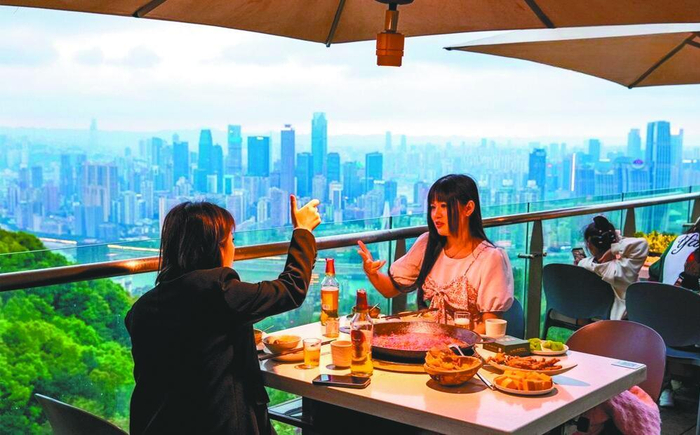    在重庆南山，观山城美景，吃热辣火锅，感受酣畅淋漓的“烟火气”。    据华龙网