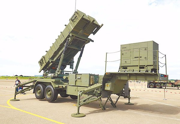 民进党当局近年来大举向美国购买武器。（图片取自台媒）