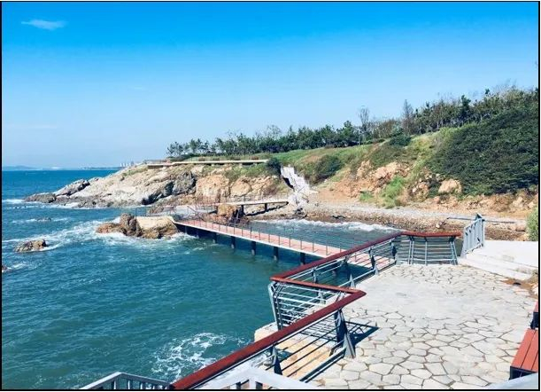 ▲蓝湾整治“清岸线”前（左）后（右）