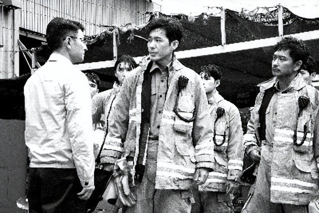 图说2：刘德华饰演的专家（左）与白宇饰演的消防队长