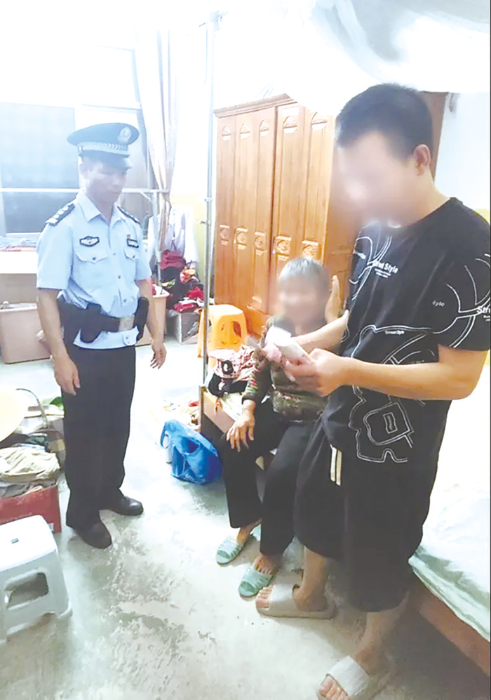     民警为黄先生及其母亲找回了“丢失”的数千元现金。 （宾阳警方供图）