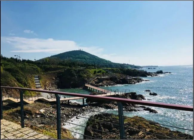 ▲蓝湾整治涵碧楼-金沙滩段“修慢道”前（左）后（右）