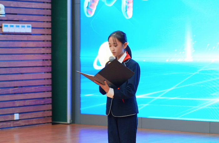 陈墨琳同学代表全体少先队员发出倡议