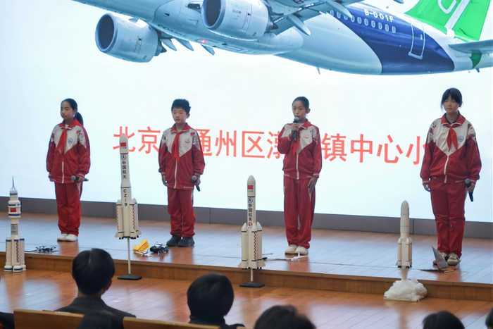 认真讲述C919大飞机的故事