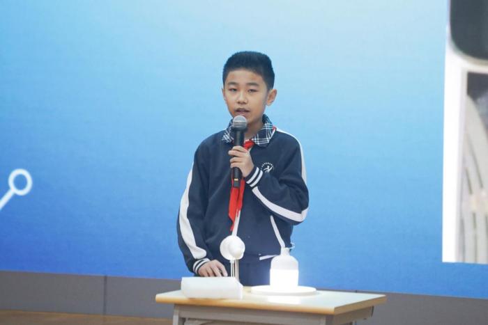 高静远同学正在讲述实验模型