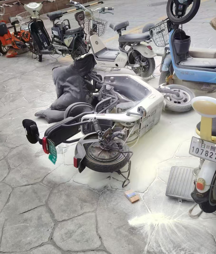 车辆自燃被扑灭后的现场/投诉人供图