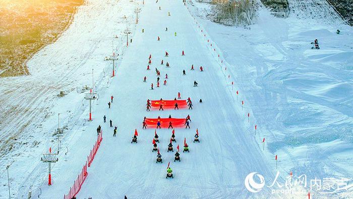 凤凰山滑雪场正式开板。吕乐炎摄