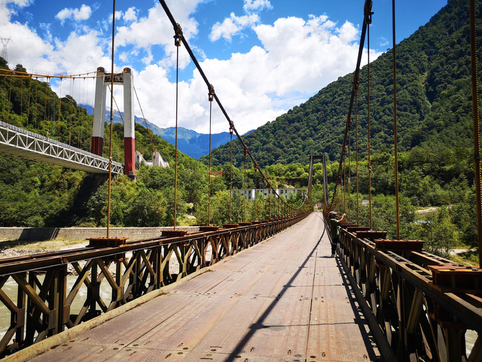 图为对比明显的二代桥和通麦特大桥。周辉 摄