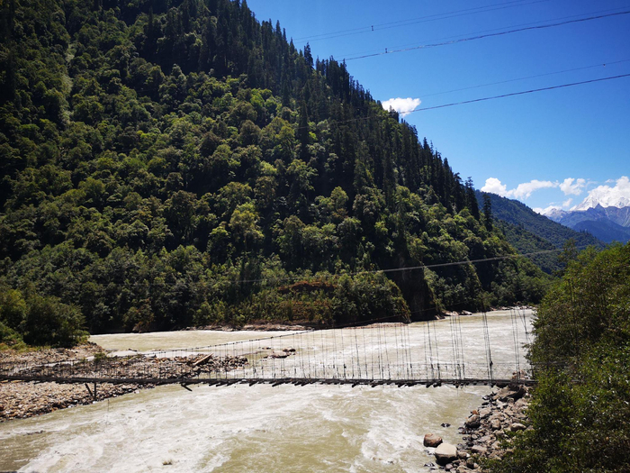 图为残损的第一代木板桥。周辉 摄