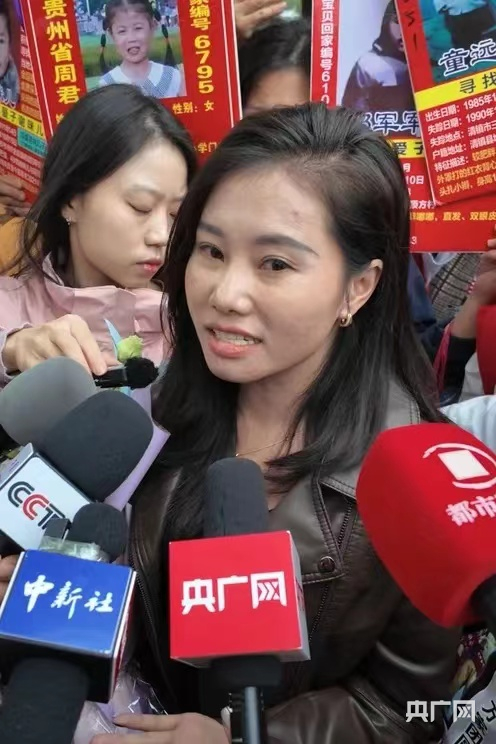 案件重审一审现场，被害人杨妞花接受采访（央广网记者  栾小琳  摄）