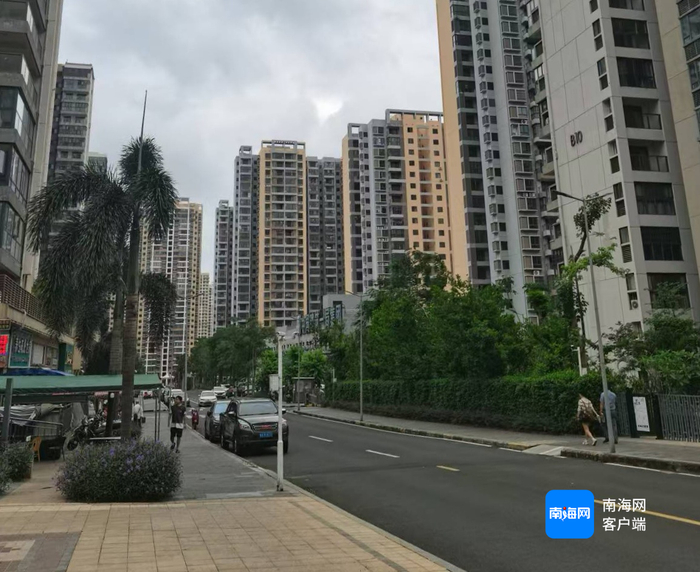 两个小区之间有市政道路相隔。记者 李文韬摄
