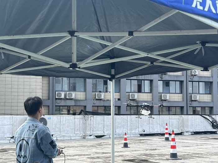在杭州迅喵数字科技有限公司，学员在室外场地操控无人机。