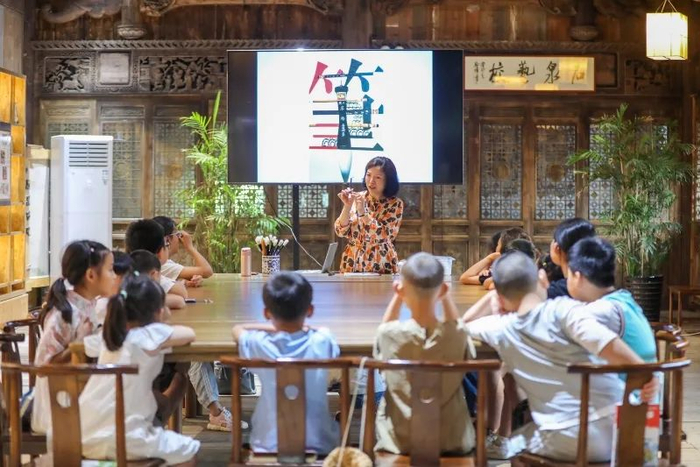 “文艺村长”在乡村艺校给孩子们上课