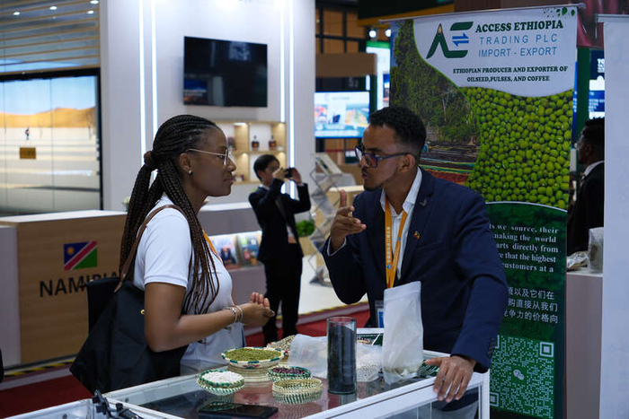11月5日，上海，第七届中国国际进口博览会国家展埃塞俄比亚国家馆，两名外国参展商正在洽谈。中青报·中青网记者 田嘉硕/摄