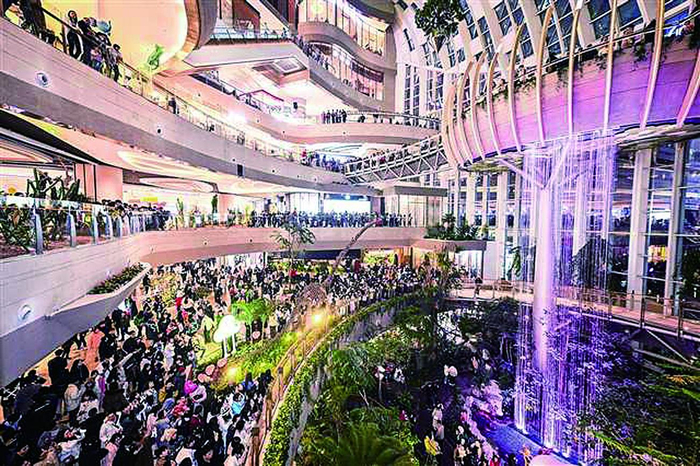     重庆光环购物公园凭借其独特的沐光森林景观和文化艺术氛围吸引了大量消费者前来打卡