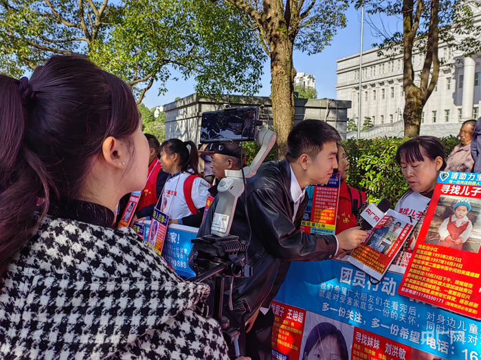 央广网记者通过网络直播，帮助寻亲家庭找寻丢失的亲人（央广网记者  杨贇  摄）
