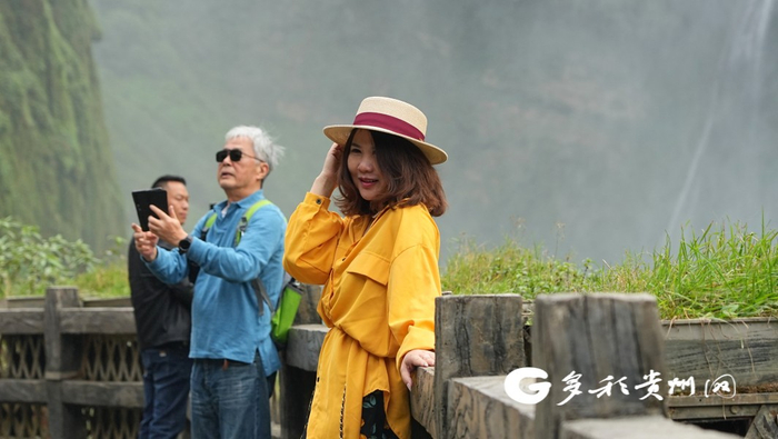 旅游博主记录美好瞬间