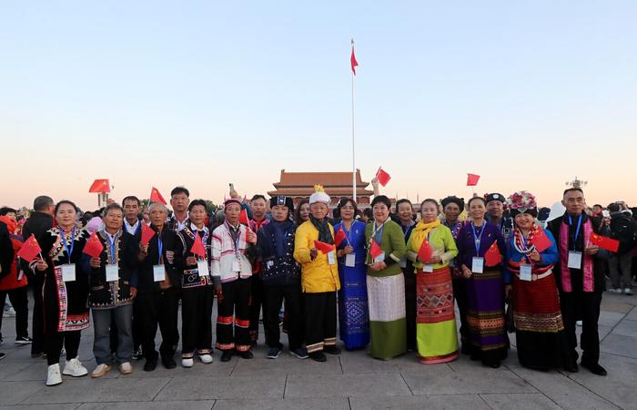 普洱民族团结誓词碑盟誓代表后代在天安门广场合影留念。滕俊 摄