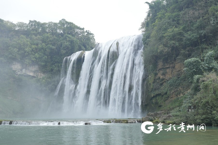 气势磅礴的瀑布