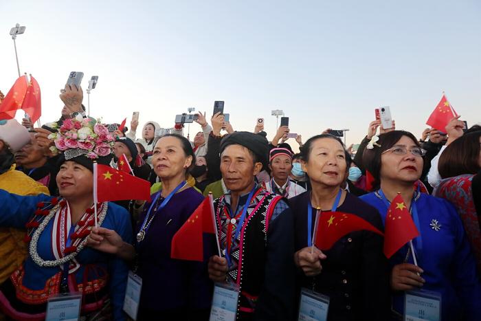 普洱民族团结誓词碑盟誓代表后代观看升旗仪式。滕俊 摄