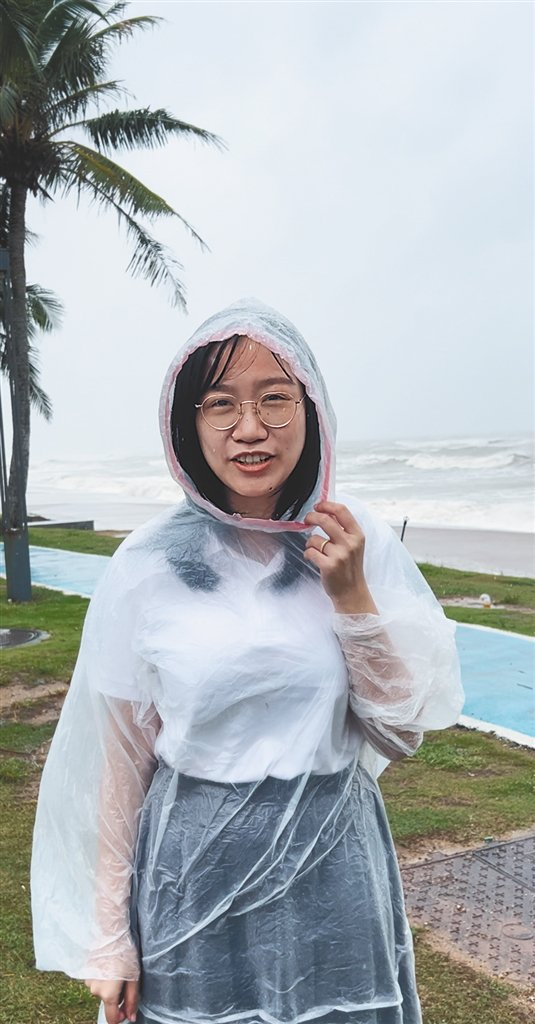  超强台风“摩羯”登陆前，海南日报东部新闻中心记者陈子仪在琼海博鳌镇海边出镜采访。海南日报全媒体记者 李天平 摄