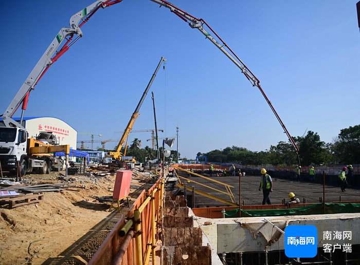 11月8日，三亚市现代服务业产业园基础设施配套椰风路一期项目现场。记者 沙晓峰摄