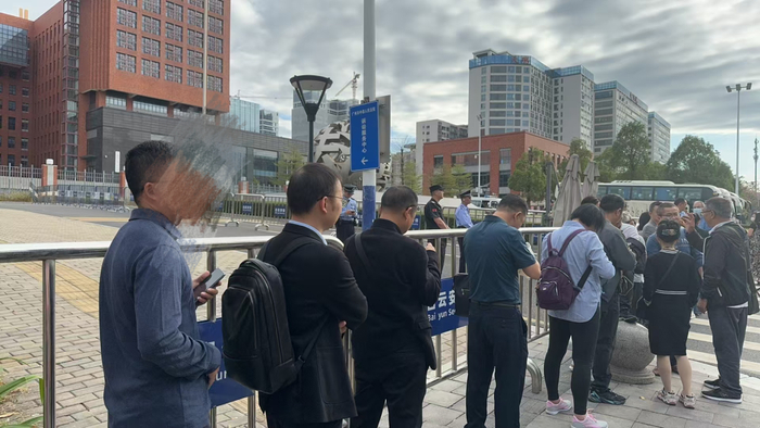 10月28日出席庭审的投资者正排队入场  图片源自受访者提供