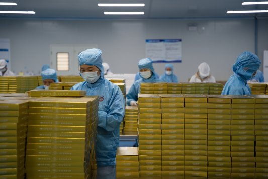 工人在进行包装