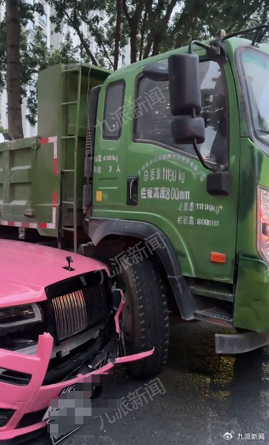 货车撞上粤港两地牌劳斯莱斯。图/视频截图