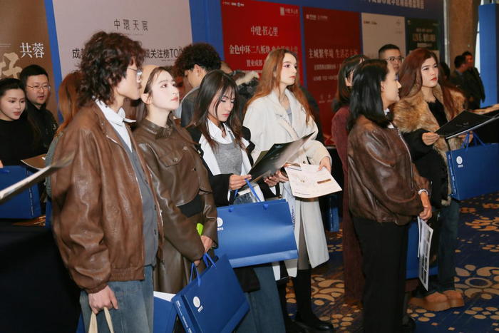 项目工作人员向参会的乌鲁木齐企业代表讲解项目。 孟双奎/摄