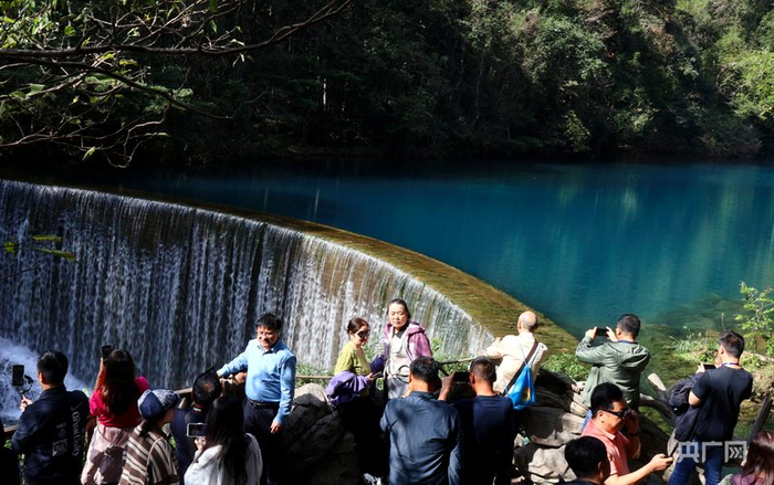 游客在景点拍照打卡（央广网实习记者  李婷婷  摄）