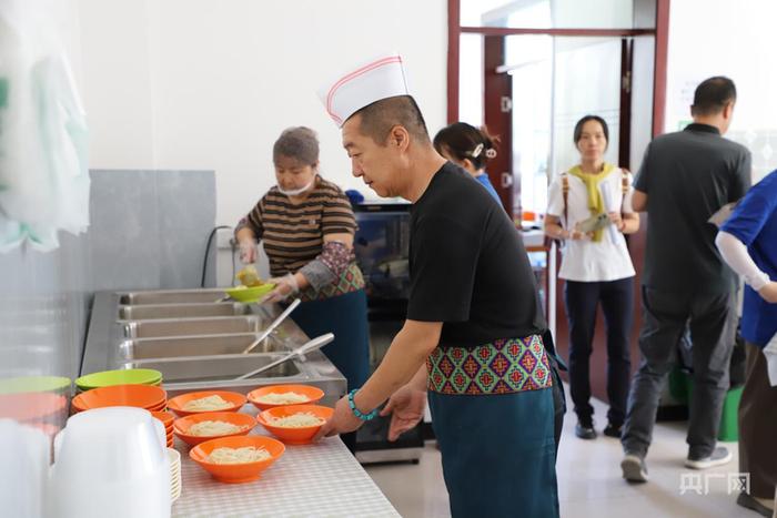 在昌吉州呼图壁县，日间照料中心的工作人员正在为老人们准备午饭 （央广网记者丁安 摄）