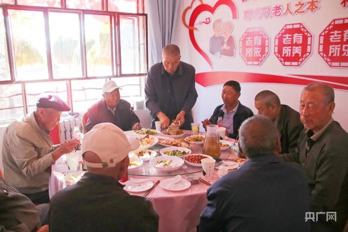 老人们在东方红老年食堂吃午饭 （央广网发 塔城零距离供图）