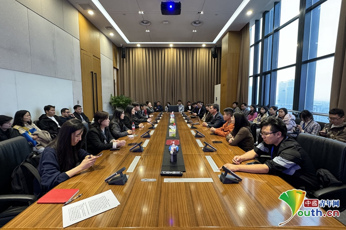 超聚变员工、河南机电职业学院师生与媒体座谈。中国青年网记者 乔佳新 摄