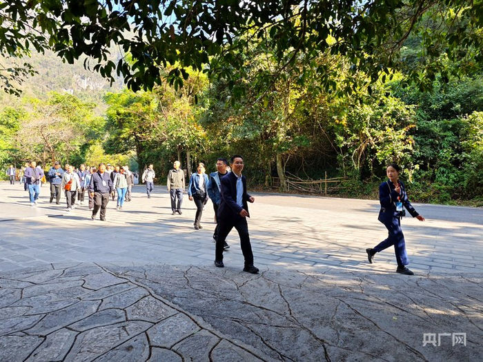 参会嘉宾与代表在景区实地交流学习（央广网实习记者  李婷婷  摄）