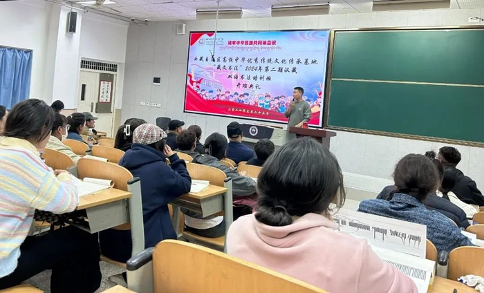   图说：扎西曲吉正在讲授“汉藏文”书法知识。