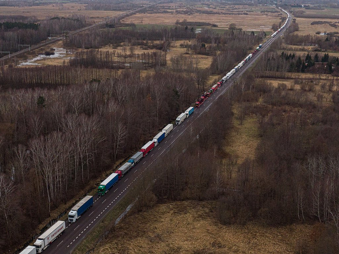 △今年早些时候，波兰农民封锁波乌边境导致乌克兰货运卡车在边境排起长队。（图自视觉中国）
