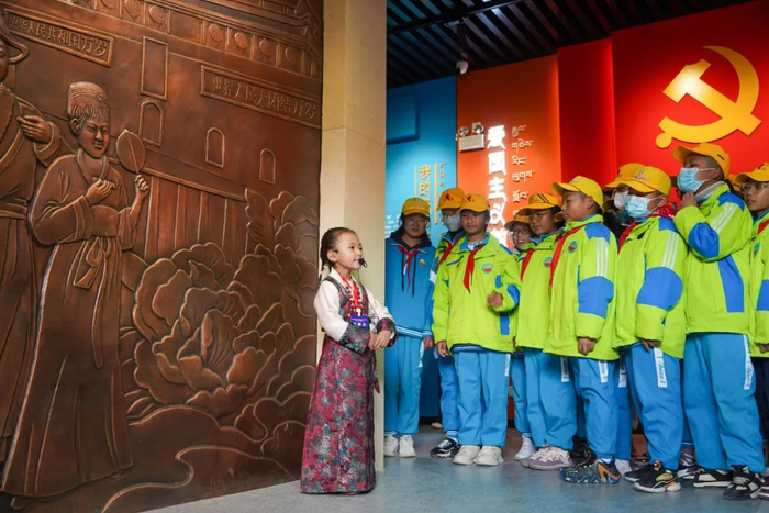   图说：云丹措姆在展馆内讲解。