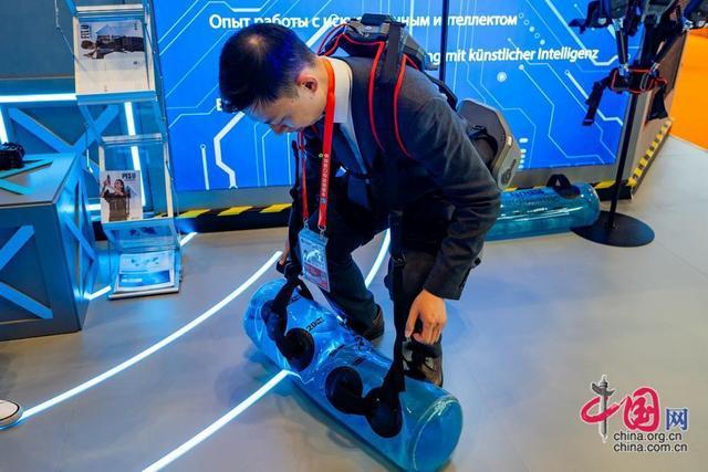 观众体验外骨骼机器人在工作中的实际应用。中国网记者郑亮 摄