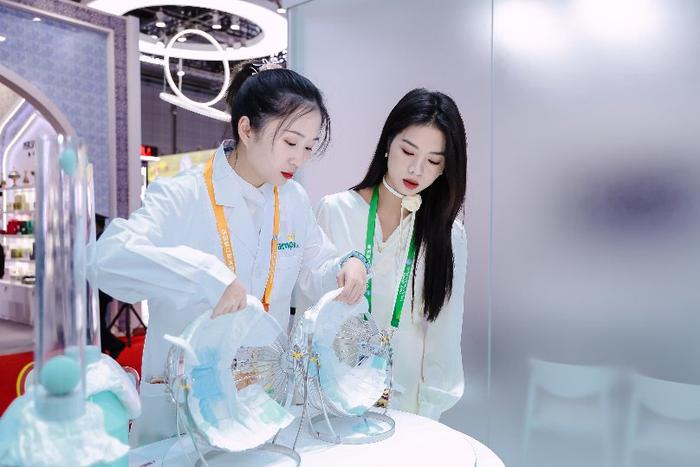 帮宝适携四大产品亮相进博会，“智能质量检测设备”首秀