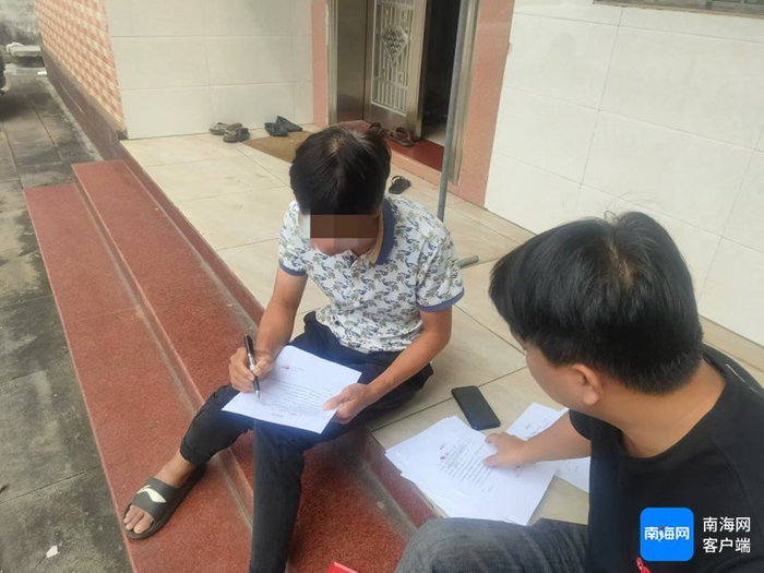 长流镇的养殖户签订承诺书。长流镇综合行政执法中队提供图片