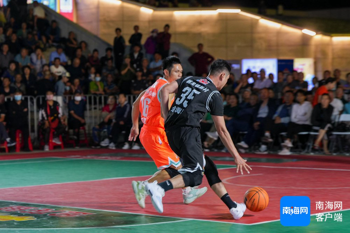 新龙镇新村队VS江边乡白查村队。记者 曹志 摄